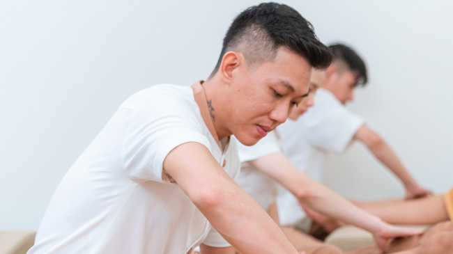 Trị liệu đ&ocirc;i ch&acirc;n với đ&aacute; n&oacute;ng