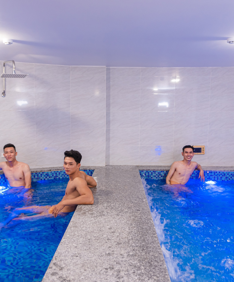 Kh&ocirc;ng gian ph&ograve;ng x&ocirc;ng hơi & bể sục