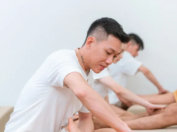 Trị liệu đ&ocirc;i ch&acirc;n với đ&aacute; n&oacute;ng
