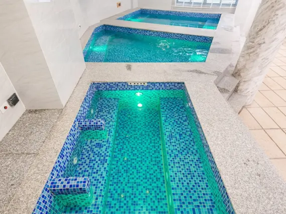 Bể sục n&oacute;ng lạnh