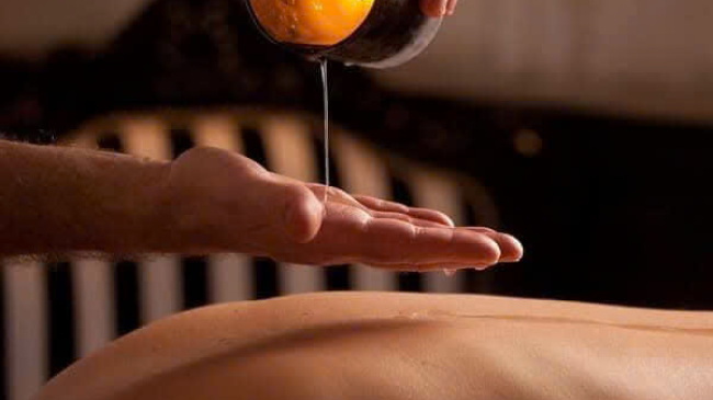 Liệu ph&aacute;p Massage Nến - Candle Massage
